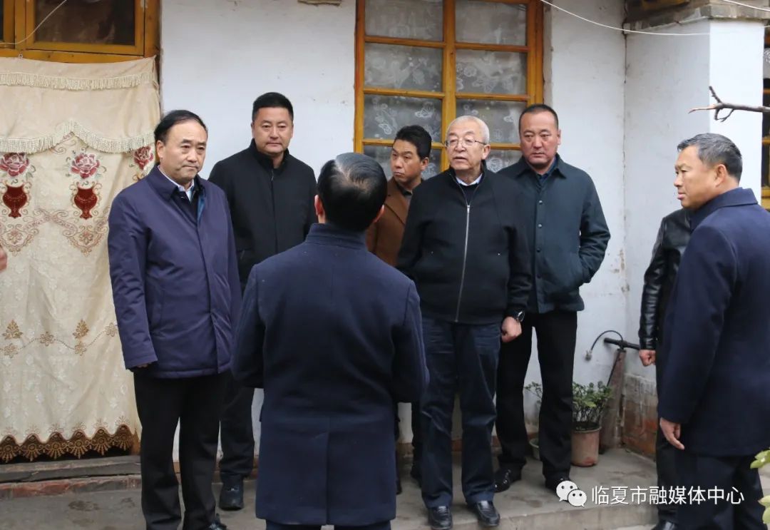 临夏卡占龙，杰出领导者的成长、贡献与现任职位